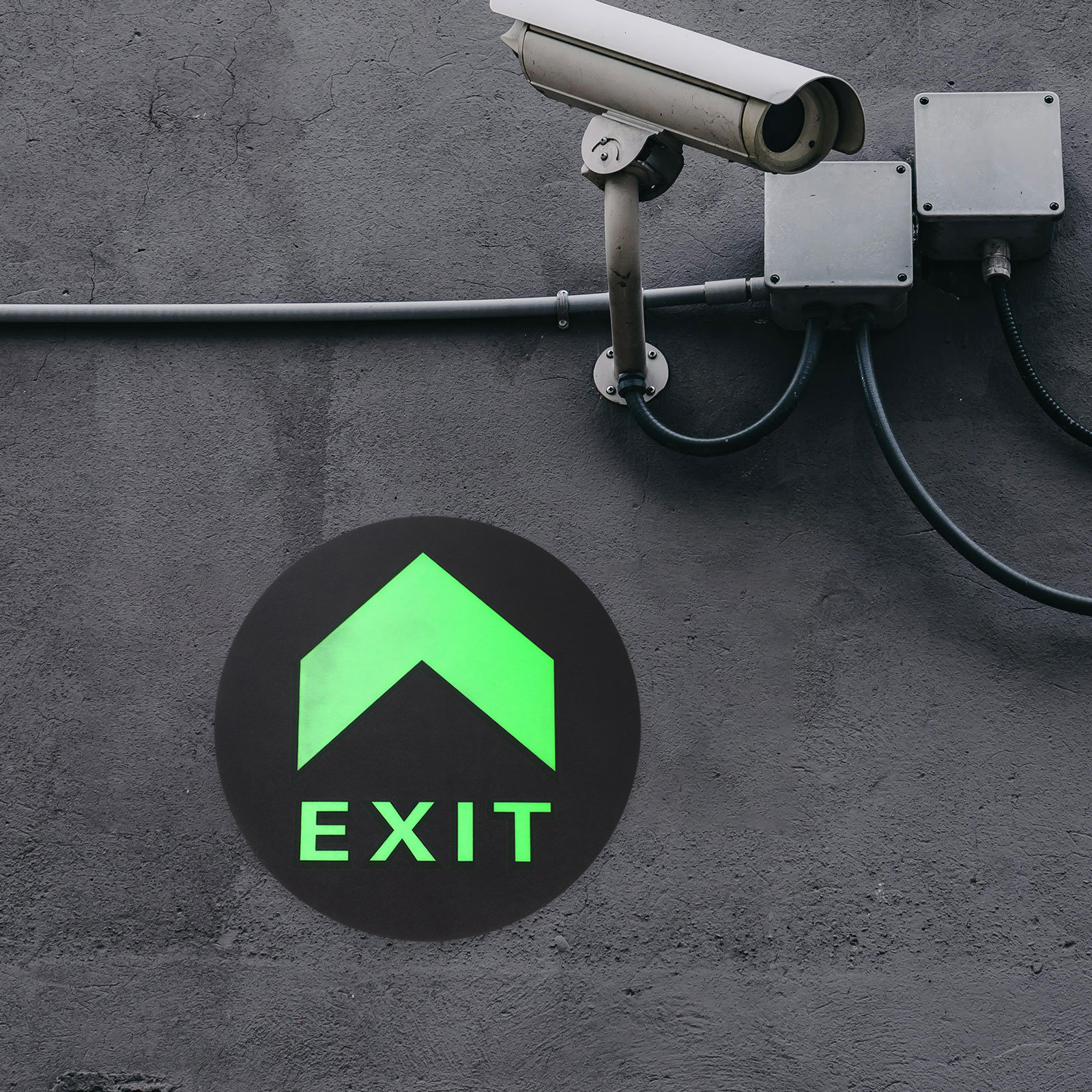 5Pcs Exit Sign Stickers Glow i - مراجعة Emergency Exit Sign وسعره